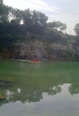 ग्राम करमदी गिट्टी खदान में हादसा : रस्सी टूटने से युवक गहरे पानी में गिरा, गोताखोरों की टीम रेस्क्यू में जुटी