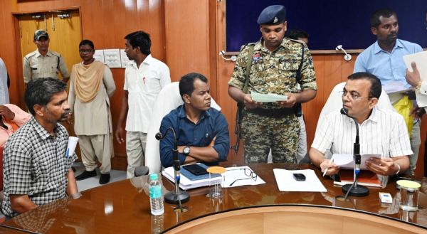 जनदर्शन में पहुंचे लोंगो ने बताई अपनी समस्याएं,आज कुल 70 आवेदन हुए प्राप्त