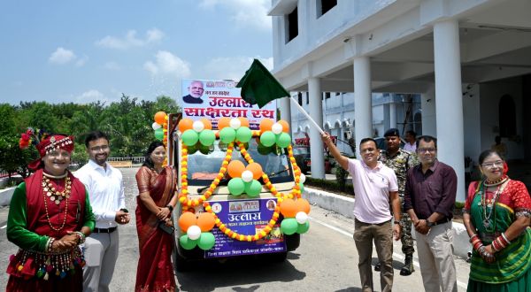 छत्तीसगढ़ रजत जयंती महोत्सव के अवसर पर उल्लास साक्षरता रथ को कलेक्टर ने हरी झंडी दिखाकर किया रवाना