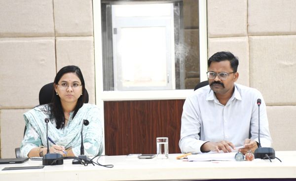 कलेक्टर ने ली निर्माण  विभाग की समीक्षा बैठक  स्वीकृत कार्यों को गुणवत्तापूर्ण करते हुए शीघ्र पूर्ण करने दिए निर्देश