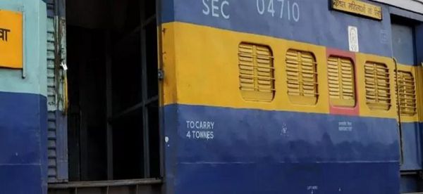 दो रेलवे अधिकारी सस्पेंड, रेलडाली से टकराई थी एक्सप्रेस ट्रेन