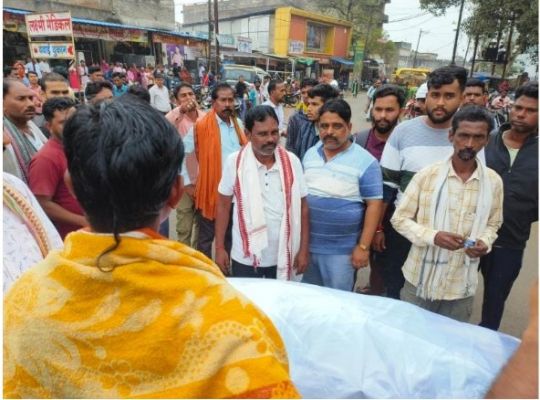 लाश रखकर चक्का जाम,एसआई पर कारवाई के बाद माने ग्रामीण, 4 घंटे बाद शुरू हुई पोस्टमार्टम की प्रक्रिया