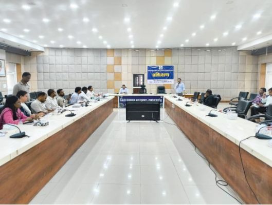 मतदाता सूची के विशेष गहन पुनरीक्षण कार्यक्रम के संबंध में निर्वाचक रजिस्ट्री करण अधिकारी एवं सहायक निर्वाचक रजिस्ट्री करण अधिकारी की ली गई बैठक