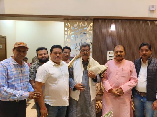 दीवाली मिलन के बहाने परम दिव्य भेंट-मुलाकात !  देवेन्द्र ज्वेलर्स में नेता प्रतिपक्ष डॉक्टर चरणदास महंत का शुभागमन, आत्मीय स्वागत ।