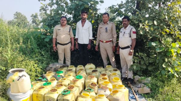 आबकारी विभाग की कार्रवाई  10 लीटर कच्ची महुआ शराब और 360 किग्रा महुआ लाहन जब्त