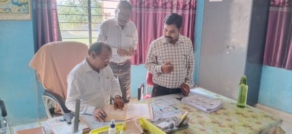 जिला शिक्षा अधिकारी ने देवरी हाइस्कूल का किया औचक निरीक्षण