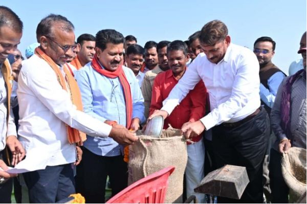 उपमुख्यमंत्री श्री विजय शर्मा ने महराजपुर में किसानों का तिलक करते हुए श्रीफल भेंट कर धान खरीदी का किया शुभारंभ