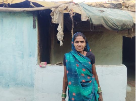 भूमिहीन महिला नहीं बना पा रही प्रधानमंत्री आवास &mdash; भूमि न होने से केंद्र की महत्वाकांक्षी योजना से वंचित लाभार्थी