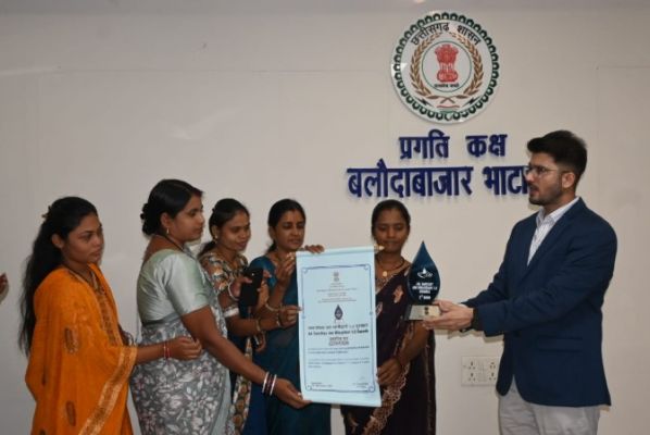 जल संचयन के क्षेत्र मे राष्ट्रीय पुरस्कार मिलने पर कलेक्टर ने समूह की महिलाओं को किया सम्मानित