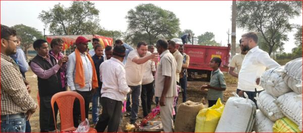 विचारपुर शुक्लाभाठा उपार्जन केंद्र में धान खरीदी का शुभारंभ, किसानों का पुष्पमालाओं से सम्मान