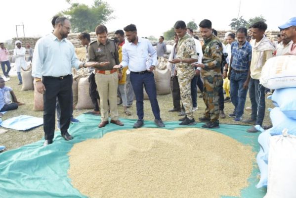 कलेक्टर-एसपी ने छटन, मदनपुर व सिंगारपुर धान खरीदी केंद्रों का निरीक्षण