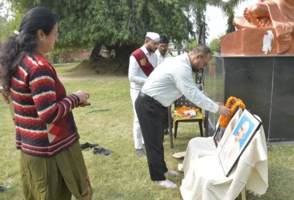 संविधान दिवस: अधिकारी-कर्मचारियों ने संविधान की प्रस्तावना का किया पाठन