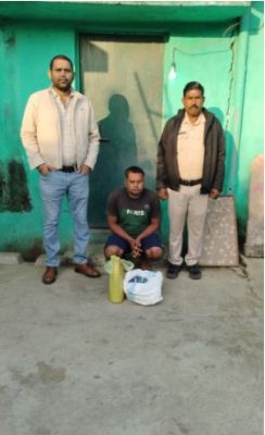 आबकारी विभाग मुंगेली की छापामार कार्यवाही   ग्राम साल्हेघोरी में 05 लीटर कच्ची महुआ एवं 2.16 लीटर देशी प्लेन शराब जब्त