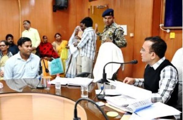 कलेक्टर ने तहसील कार्यालय जांजगीर पहुंचकर विशेष गहन पुनरीक्षण के कार्यों का किया निरीक्षण