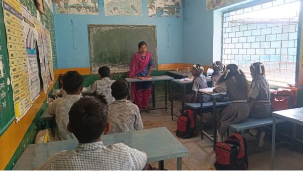 डुमरपाली की प्राथमिक शाला में शिक्षा व्यवस्था शर्मसार  प्रधान पाठक नदारद, किराये के शिक्षकों के भरोसे बच्चों का भविष्य 