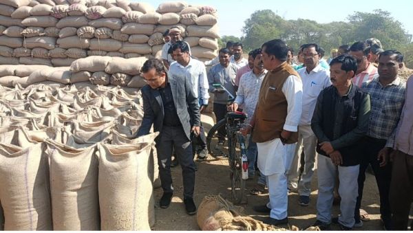 ज़िला जांजगीर चांपा कलेक्टर ने किया मंडी निरीक्षण 