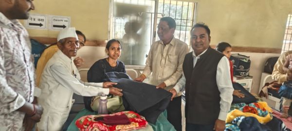 डॉ चरण दास महंत के जन्मदिवस पर शीतकालीन मौसम को देखते हुए कंबल वितरण किया गया