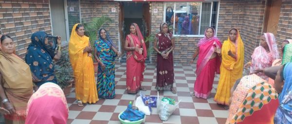 आदर्श ग्राम धनसीर में गौरा गौरी नृत्य करती महिलाएं।