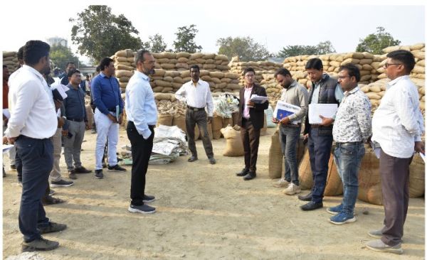 कलेक्टर ने धान खरीदी केंद्र गुरुवाइनडबरी एवं खुड़िया का किया निरीक्षण