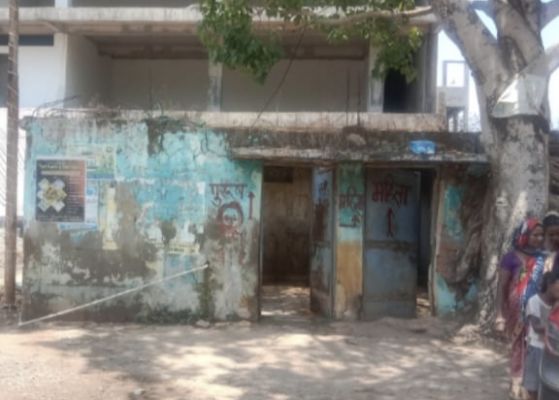 बरमकेला बस स्टैंड का सामुदायिक शौचालय बना बदहाली का प्रतीक, गंदगी और बदबू से यात्री परेशान.