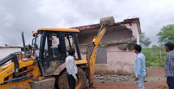कलेक्टर के निर्देश पर जर्जर स्कूल भवनों को हटाने की कार्यवाही तेज  जर्जर भवनों के चरणबद्ध तरीके से डिस्मेंटल की कार्यवाही जारी: सीएमओ