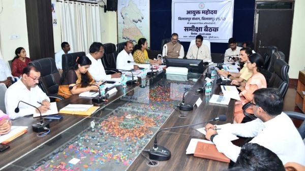 जनहित के कार्यों में लापरवाही बर्दाश्त नहीं होगी: संभागायुक्त  विभागीय योजनाओं की समीक्षा, सीएम हेल्पलाइन से लेकर पीएम आवास और स्वास्थ्य सेवाओं तक दिए सख्त निर्देश