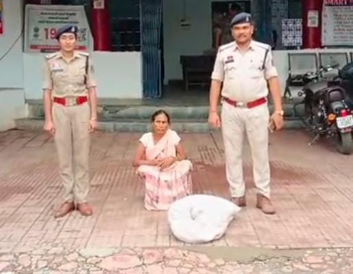 सारंगढ़ पुलिस की कार्रवाई: 30 लीटर महुआ शराब के साथ महिला गिरफ्तार, रेड़ा गांव में दी गई दबिश..
