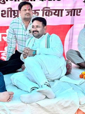 जनहित की मांगों को लेकर कांग्रेस पुर्व संसदीय सचिव चन्द्रदेव राय की भूख हड़ताल तीसरे दिन भी जारी