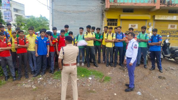 नाबालिग वाहन चालकों पर पुलिस की सख्ती, 52 मामलों में ₹84 हजार का जुर्माना   तीन दिवसीय विशेष अभियान में 52 चालान, अभिभावकों को दी गई सख्त चेतावनी