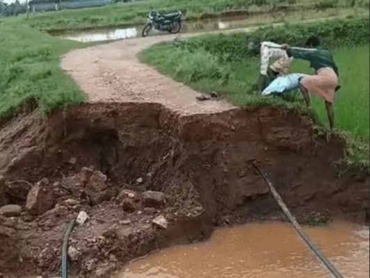 सूरजपुर में सड़कें बहीं, कच्चे मकान गिरे:केलो डैम के 4 गेट खोले गए;