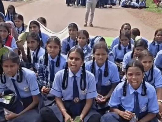 दुर्ग- स्कूली बच्चों का चक्काजाम, कलेक्टर से मिलने अड़े
