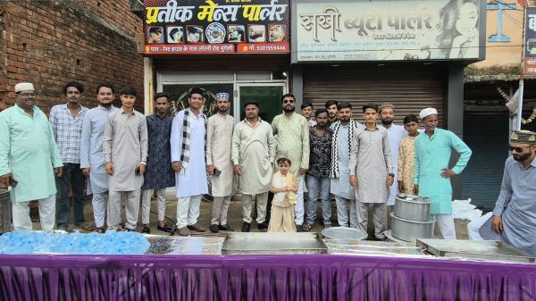 ईद मिलादुन्नबी पर निकला जुलूस, जगह-जगह हुआ इस्तकबाल; राहगीरों को बांटे फल