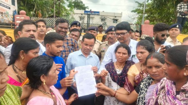 बीजापुर में नक्सली पीड़ितों का हल्ला बोल, 20 साल से घर में रहने के बाद भी पट्टा नहीं, नगरपालिका घेरी  विधायक मंडावी बोले: गरीब परिवार 20 साल से यहीं बस चुके हैं, सरकार तत्काल स्थाई पट्टा दे